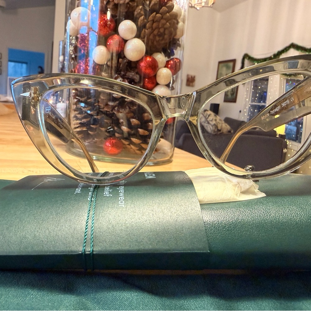 Ahlem Babylone Cat Eye glasses in color Thymelight - Picture 7 of 8